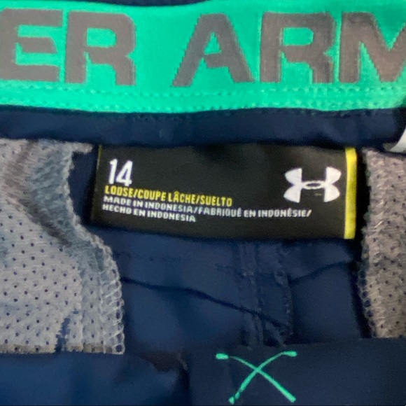 BOYS 14, UNDER ARMOUR GOLF ⛳️ SHORTS. GREEN GOLF CLUBS ON NAVY SHORT. - Picture 3 of 5